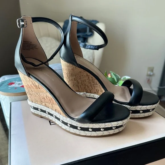 New BCBG generation wedges . Size 7.5 - Picture 1 of 7